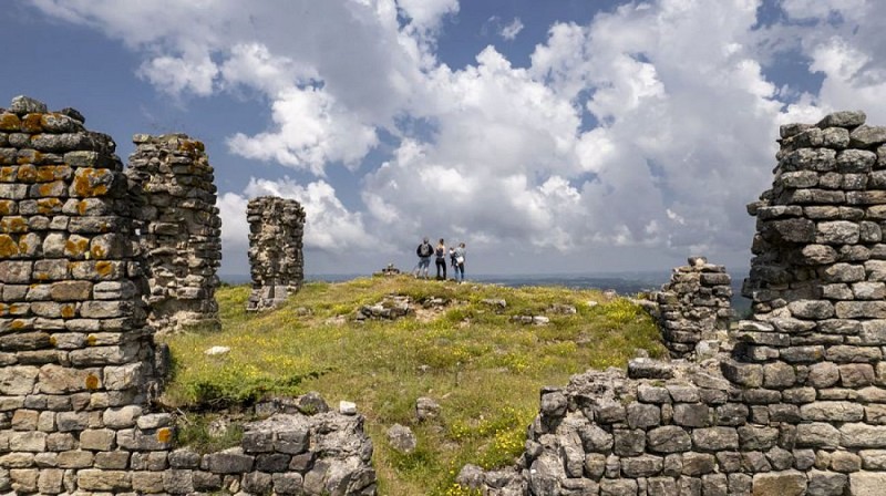 Entre les ruines, les belles vues de Thénières