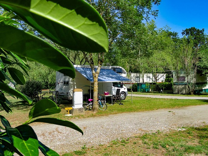 emplacement_46_47 camping en salvan REVEL