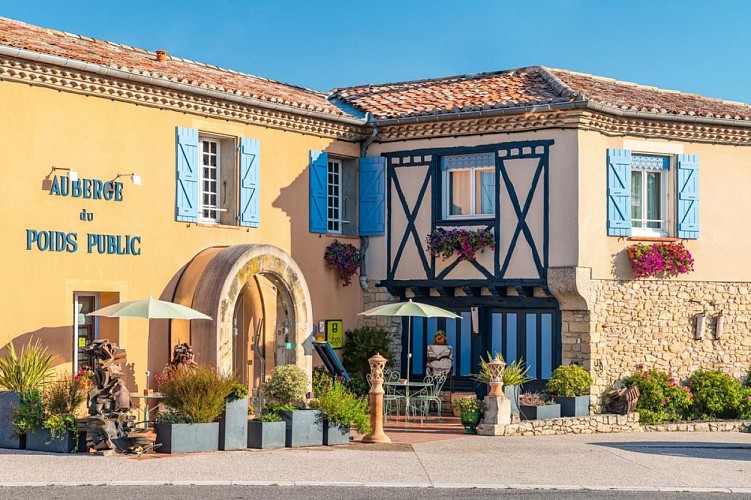 auberge-du-poids-public-facade-2