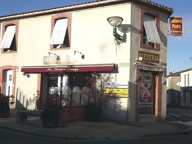 Au Moulin Rouge