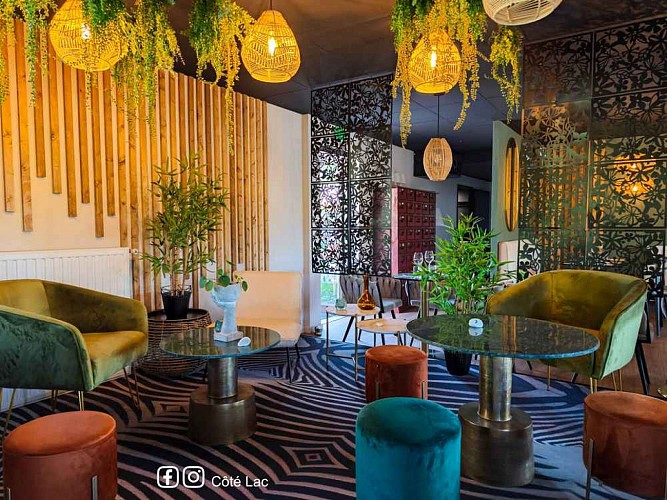 salle-du-restaurant-ussel-cote-lac (8)