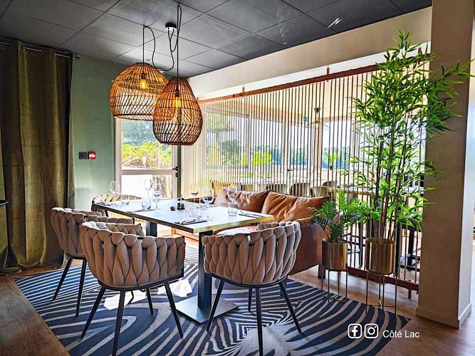 salle-du-restaurant-ussel-cote-lac (3)