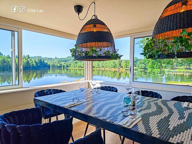 salle-du-restaurant-ussel-cote-lac (2)