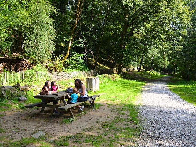 Aire de pique-nique de Châlucet - Saint-Jean-Ligoure 