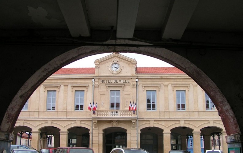 La halle vue des arcades - La bastide - Boulogne sur Gesse