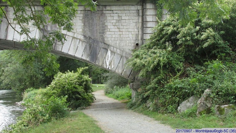 Pont en bordure de Garonne