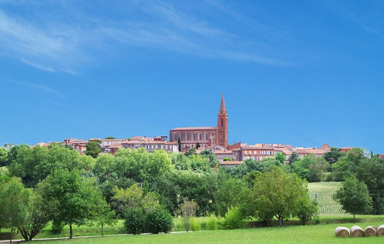 Caraman-église-champs-©-Lauragais-Tourisme