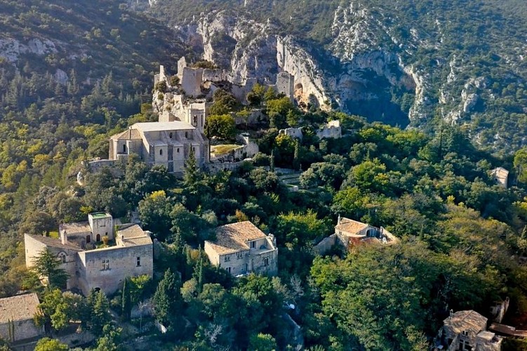 Oppède-le-Vieux, sa collégiale et son château
