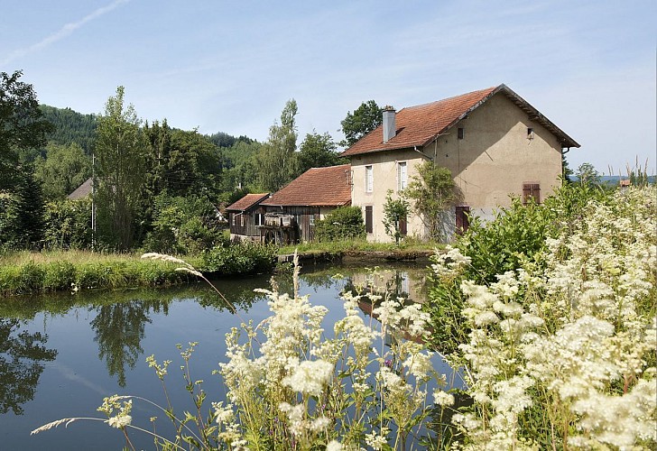 Promenade le long de la retenue d'eau et du canal.
