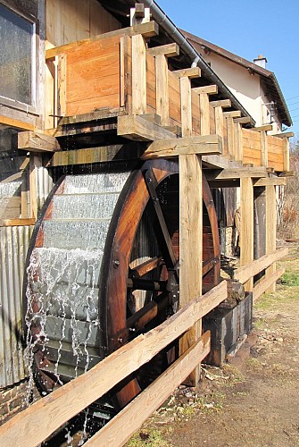 La roue hydraulique qui entraine la scie.
