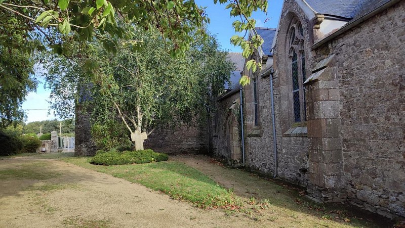 Plouezoch - Haut Moyen Age. Croix monolithe