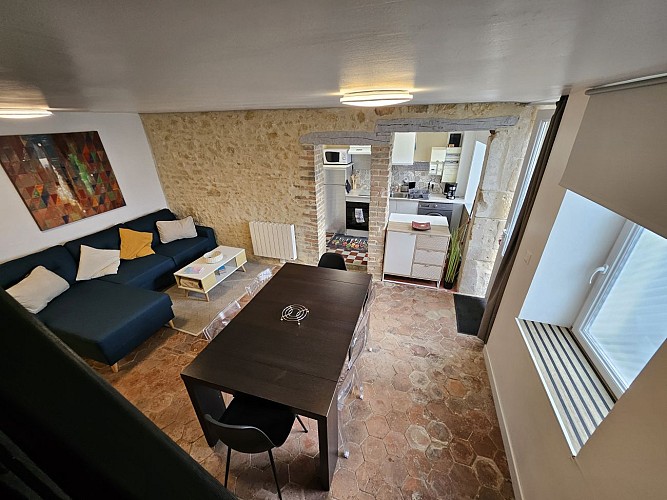 Séjour vu de l'escalier - Maison Cosy