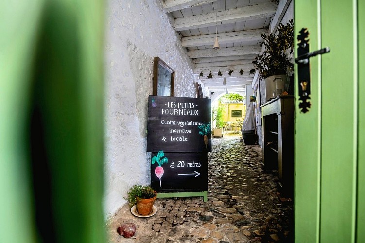 Les Petits Fourneaux Restaurant