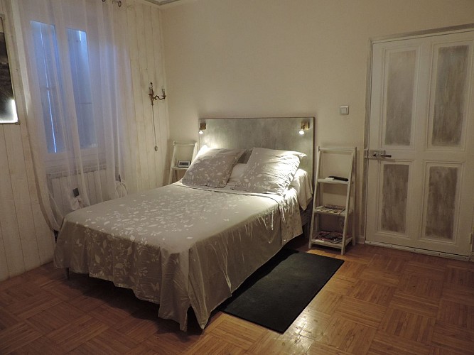 Lavender Color Guest Room