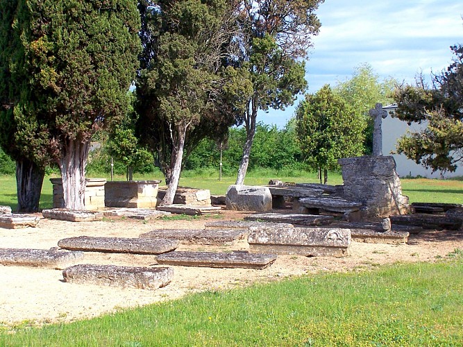 CIMETIÈRE MÉDIÉVAL