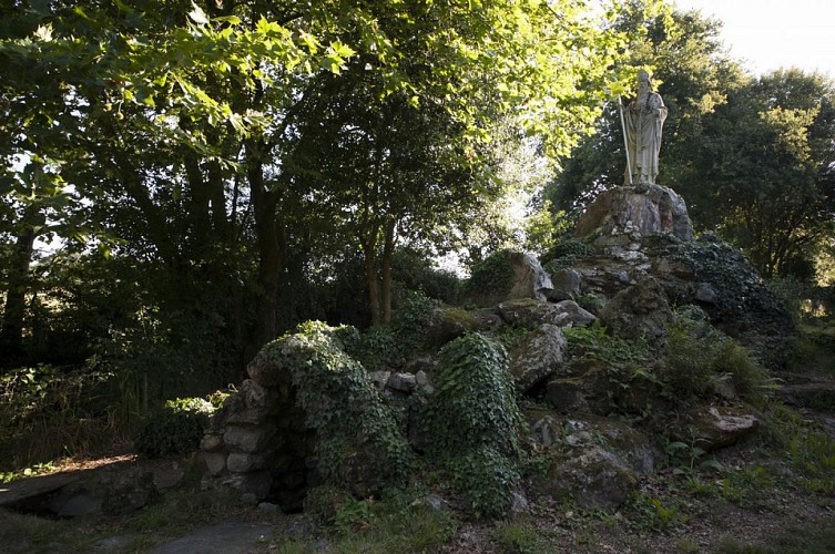 FONTAINE SAINT CLAIR ET SON JARDIN