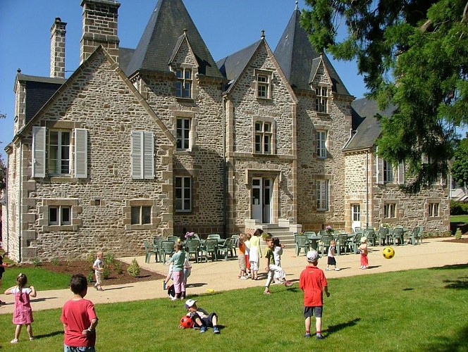 GÎTE ÉTAPE ET SÉJOUR - LE CHATEAU DU BOURG