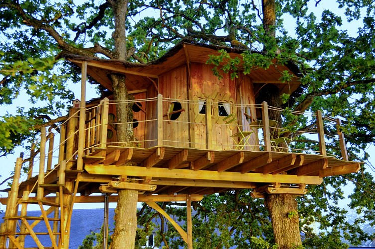 CABANE DANS LES ARBRES- AU RELAIS DU GUÉ DE SELLE