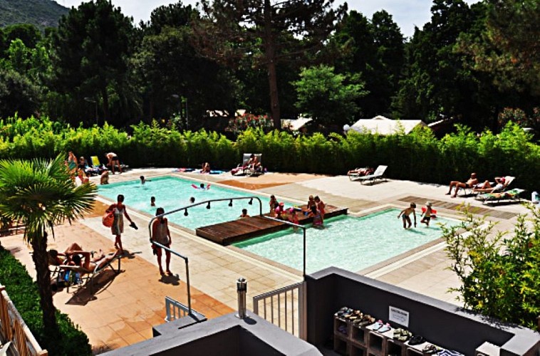 PISCINE-ET-CENTRE-SPORTIF-SAGONE-RESORT-4
