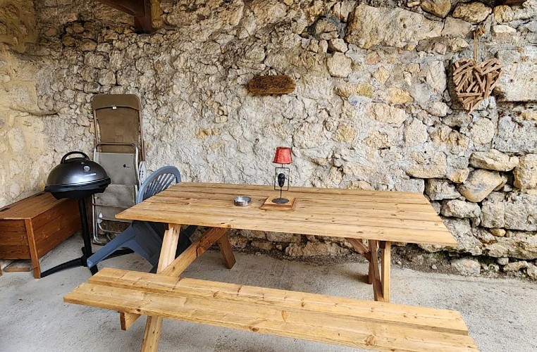 Gite-Chez-Sorel-table-bois-barbecue-1536x1152