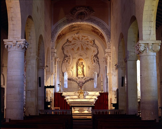 PAGE 7 Intérieur de cathédrale