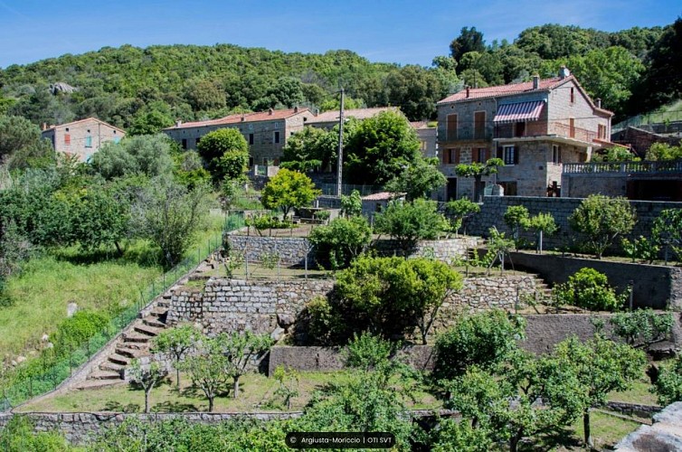 Le village d'Argiusta-Moriccio