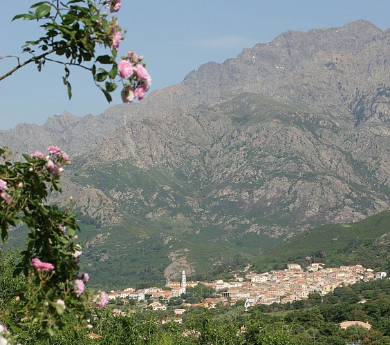 Village de balagne au pied de la montagne
