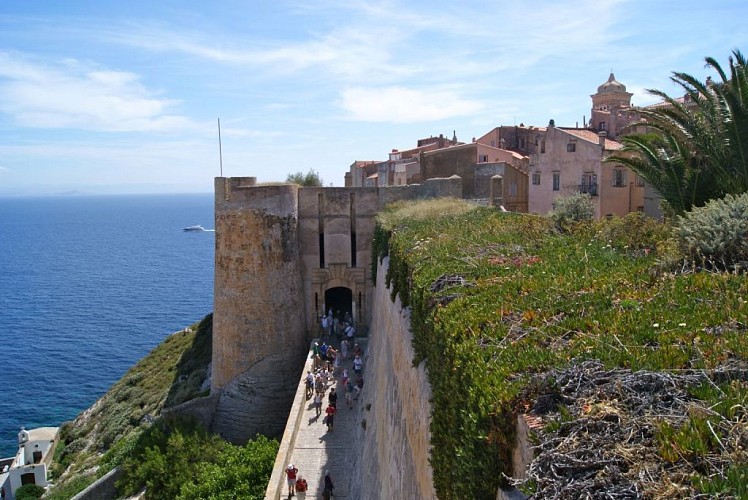 PORTE-DE-GENES-vue-de-l-exterieur