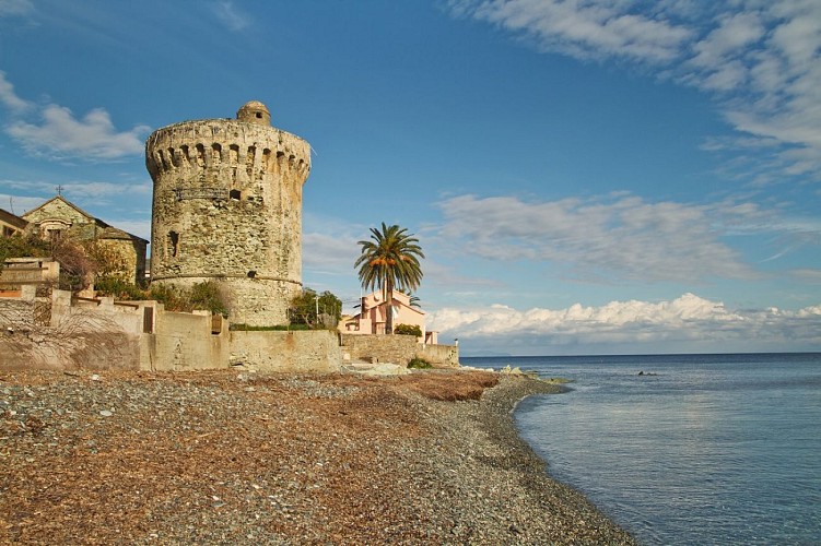 plage corse et tour genoise (village de miomo)