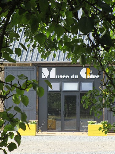 PRODUITS CIDRICOLES - JOSSELIN ET AURORE LE ROYER