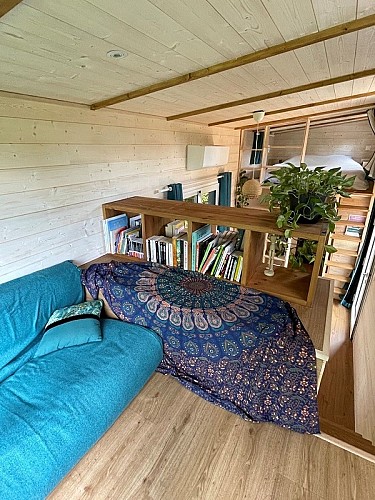 tiny house_l atelier des coteaux_hedebouville_salon bibliotheque