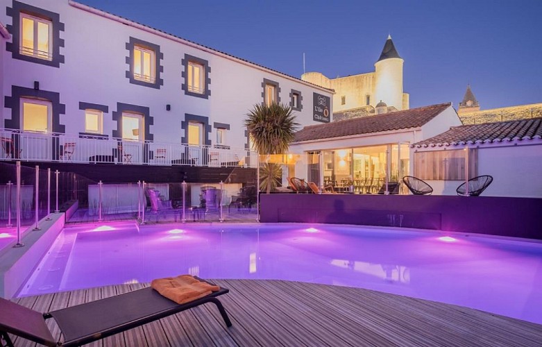 HÔTEL  L'ÎLE Ô CHÂTEAU