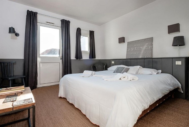 HÔTEL  L'ÎLE Ô CHÂTEAU