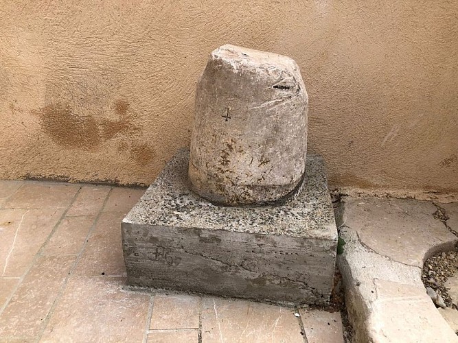 Borne kilométrique indiquant Auriol