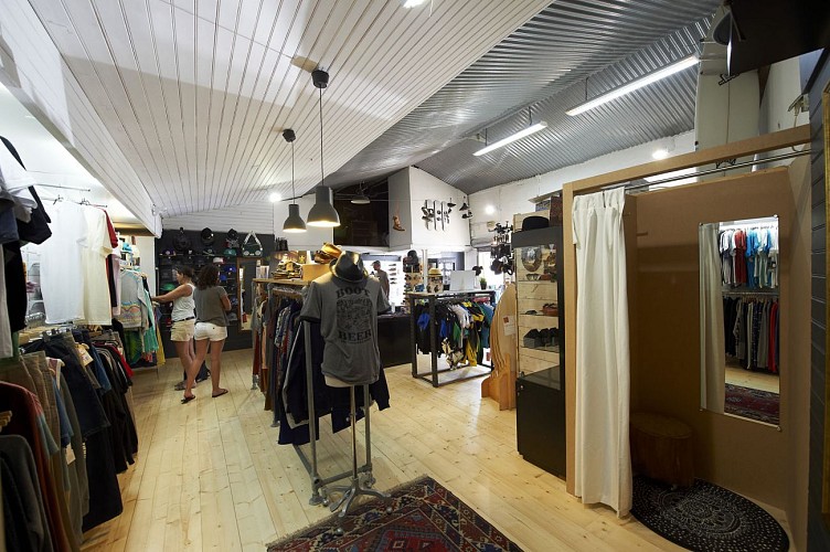 LOBSTORE SURF SKATE SCHOOL SHOP