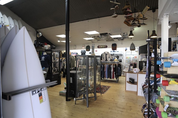 LOBSTORE SURF SKATE SCHOOL SHOP