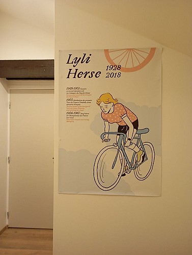 La coureuse cycliste française, Lyli Herse, figure et thème de l'une des chambres.