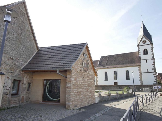 Abri de l'horloge mère derrière une vitre à Gresswiller