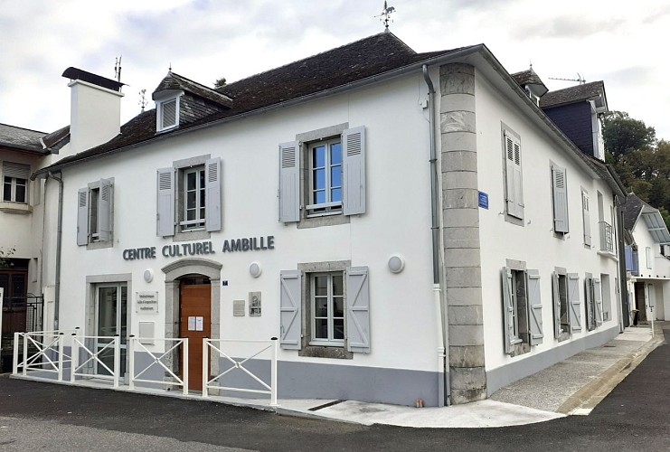 Centre culturel AMBILLE - Façade - ARETTE (©Mairie Arette)
