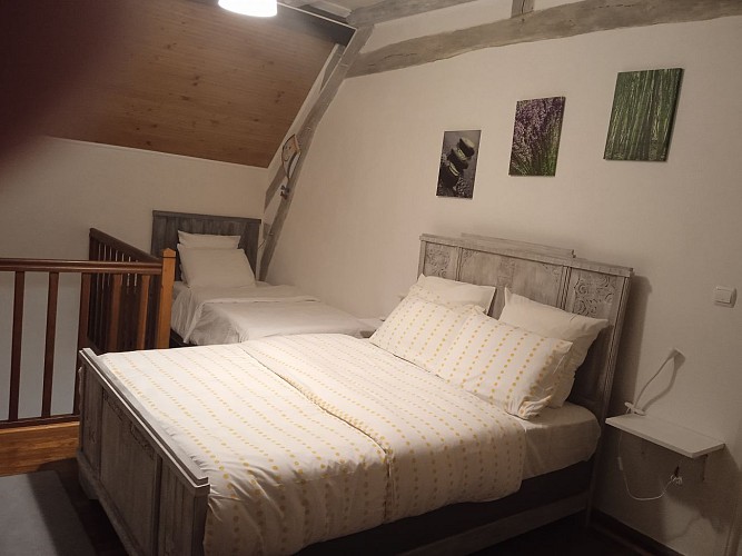 chambre 2_1 lit double et deux lits simples