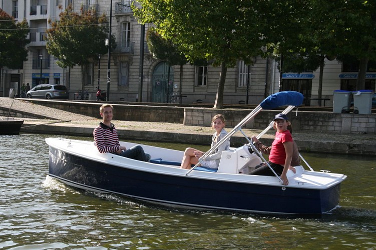 BATEAUX ELECTRIQUES  ET CANOES KAYAK RUBAN VERT