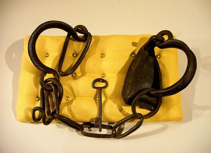Chaines enserrant les chevilles des esclaves.