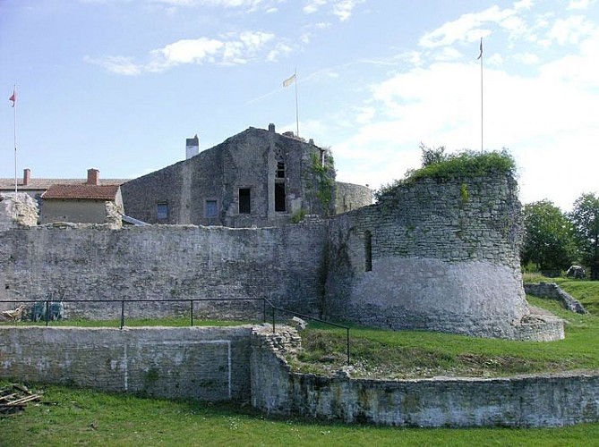 Château de Moyen Qui Qu'en Grogne