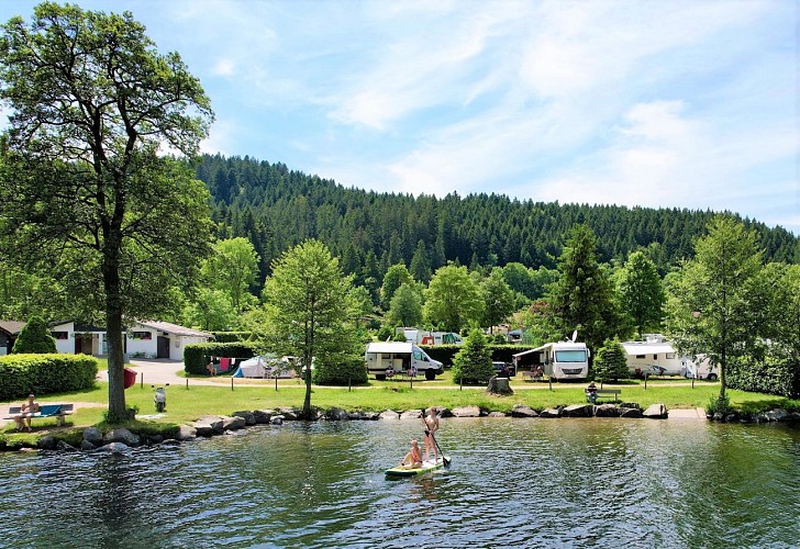 camping car au bord du lac les jonquilles