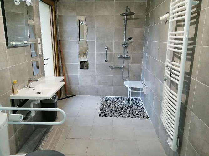 Gite Landemeure Salle de bain PMR