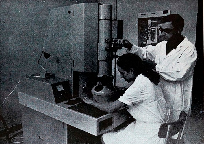 Les équipements du Pavillon Delarue en 1972 - Le microscope électronique Zeiss