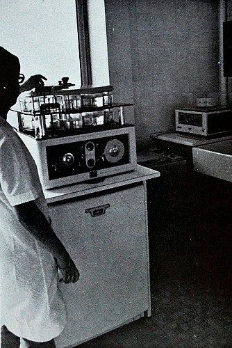 Les équipements du Pavillon Delarue en 1972 - Appareil à colorations automatiques.