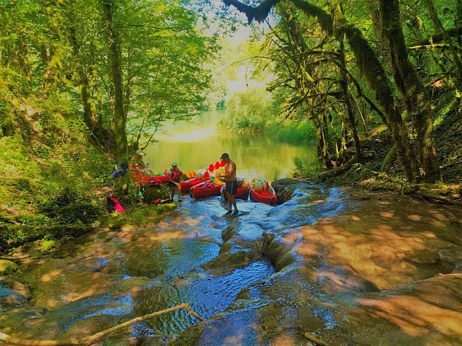 Canoë-kayak dans les gorges de l'Ain depuis Thoirette