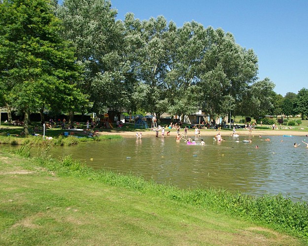 BAIGNADE ET BASE DE LOISIRS DU PLAN D'EAU DE COMBRÉE