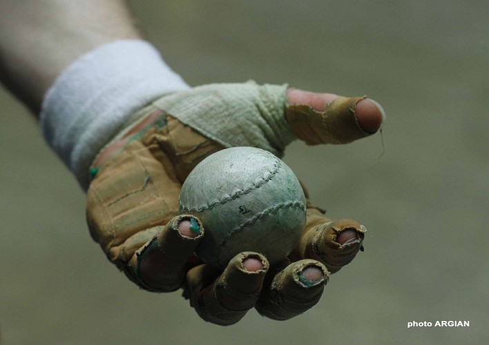 Main nue-pelote-St Jean Pied de Port©Argian